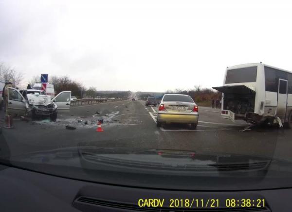 Водитель легковушки погиб в ДТП с автобусом в Крыму